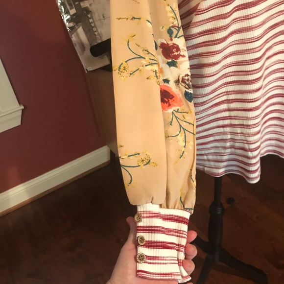 ♥️1 left♥️ Striped top with floral sleeves - Picture 5 of 5